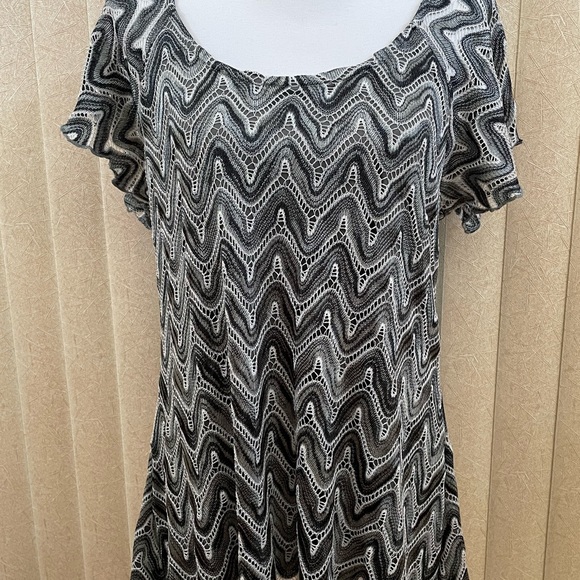 Brittany Black Ladies Black White & Gray Knit Tunic Top with ScoopNeckline (L) - Picture 1 of 9